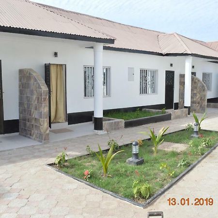 Sukuta Nema Guest House บันจูล ภายนอก รูปภาพ